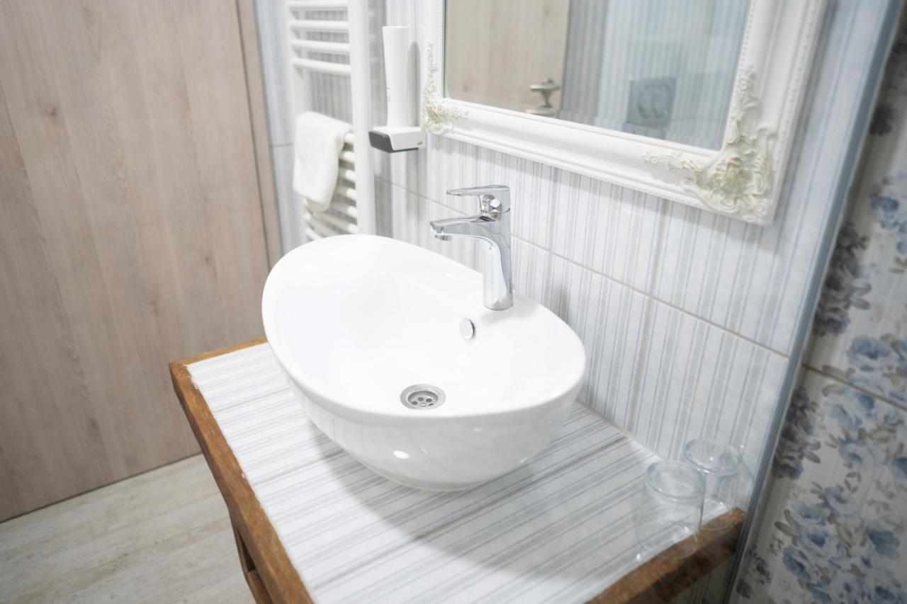 Pajta Apartman Es Vendeghaz Тата Экстерьер фото