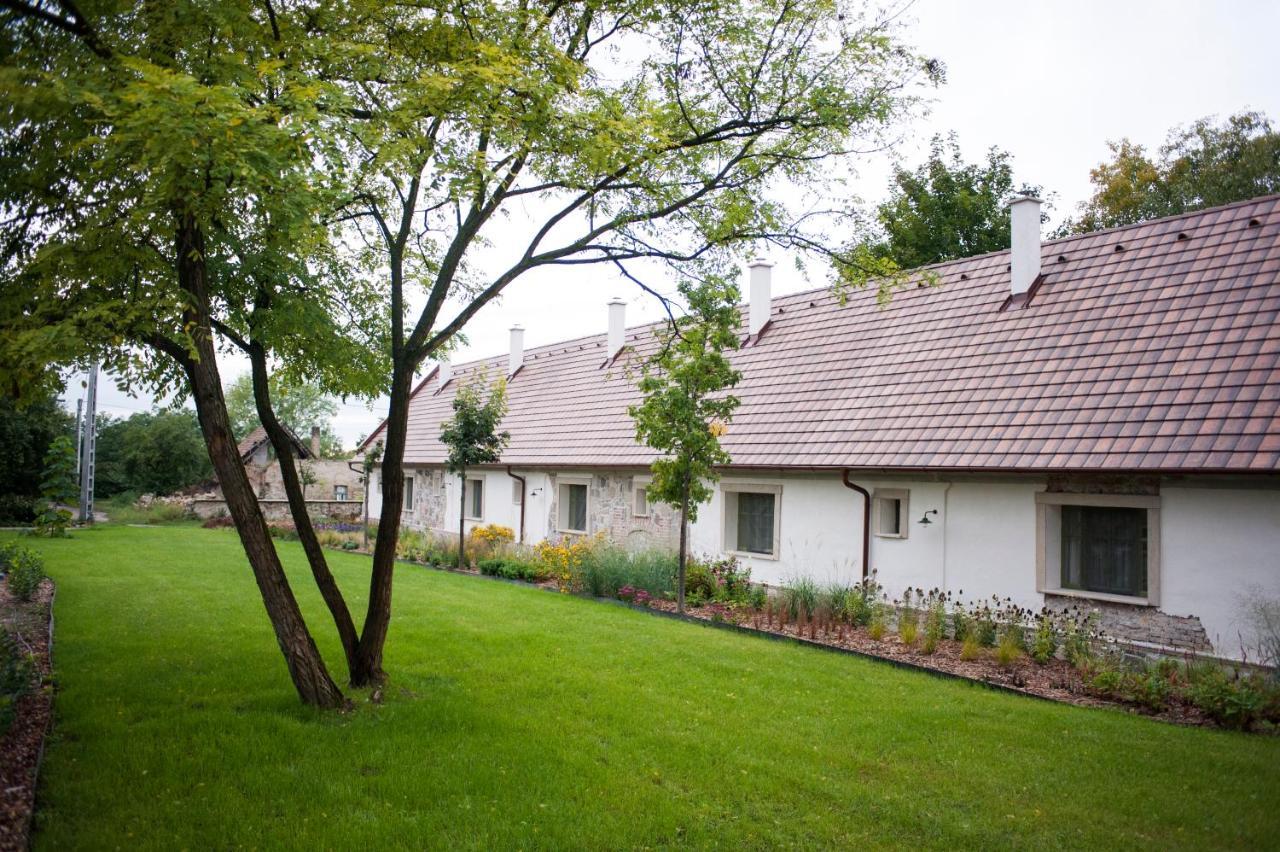 Pajta Apartman Es Vendeghaz Тата Экстерьер фото
